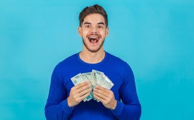 Imagem de destaque para Mega da Virada 2024: 8 apostas faturam quase R$ 80 milhões cada; veja números sorteados