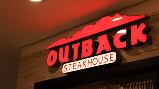 Restaurantes: Brinde do Outback! Descubra como ganhar caneca colecionável e gratuita