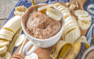 Bolo de Caneca de Banana com Calda de Cacau